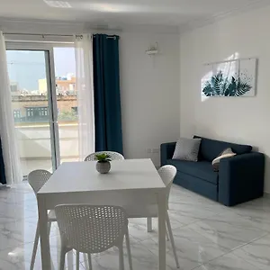 Appartamento With Patio Overlooking Piazza, Gzira
